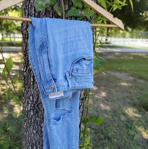 LIGHT WASH JEANS